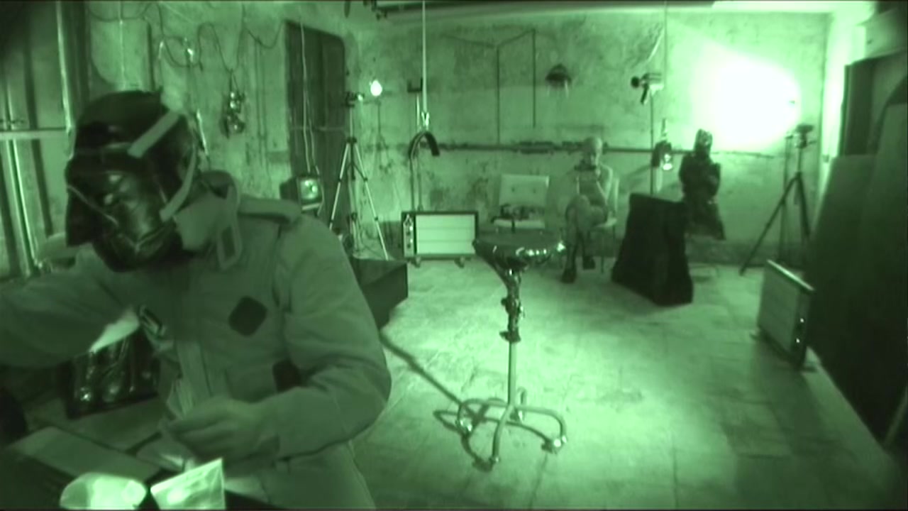 La habitacion del pánico, dos españolas, la yanky Shemale y el